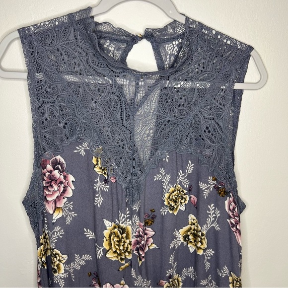 Torrid Gray Floral Lace Mock Neck Sharkbite Hem Sleeveless Tank Top size 1X - Picture 3 of 9
